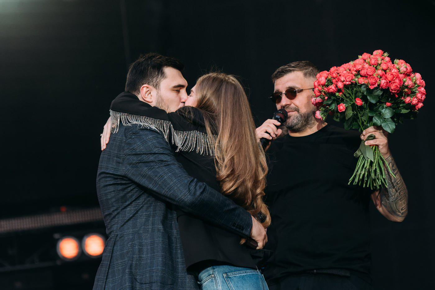 Хоккеист Сергей Алхимов сделал своей девушке Даше предложение на концерте Басты.