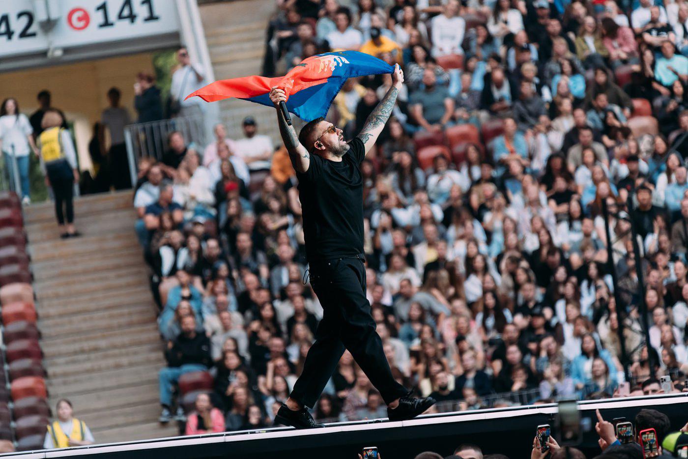 Баста с флагом родного города Ростова-на-Дону.