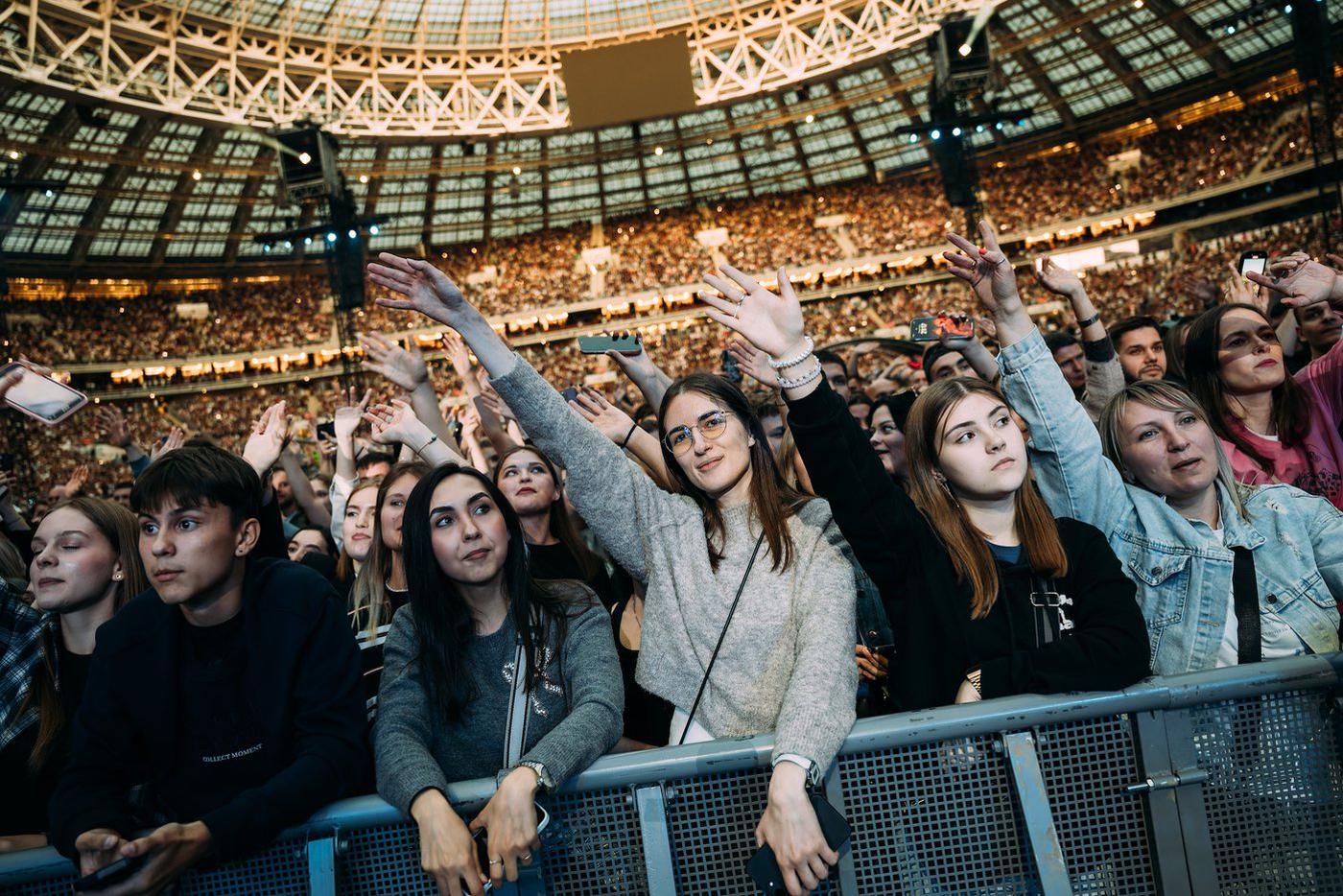 Ищем себя на фото с концерта Басты в "Лужниках".