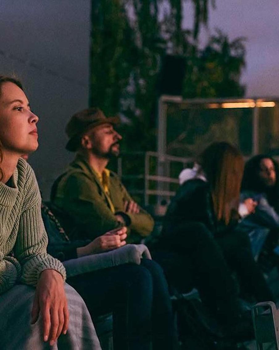 Летом романтики смотрят кино под звёздами: собрали площадки, где крутят фильмы на свежем воздухе