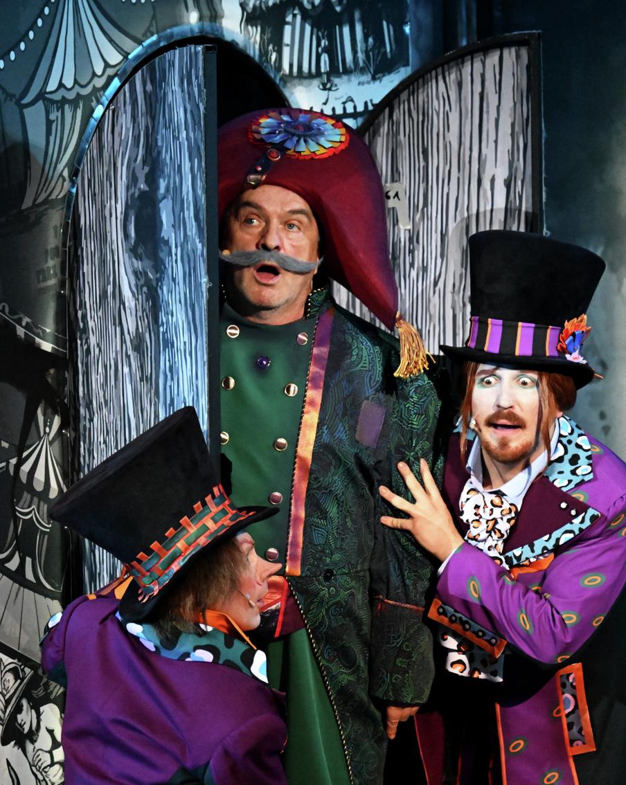 Разноцветный Хлестаков поёт и пляшет: в Театре Армии "Ревизора" превратили в водевиль