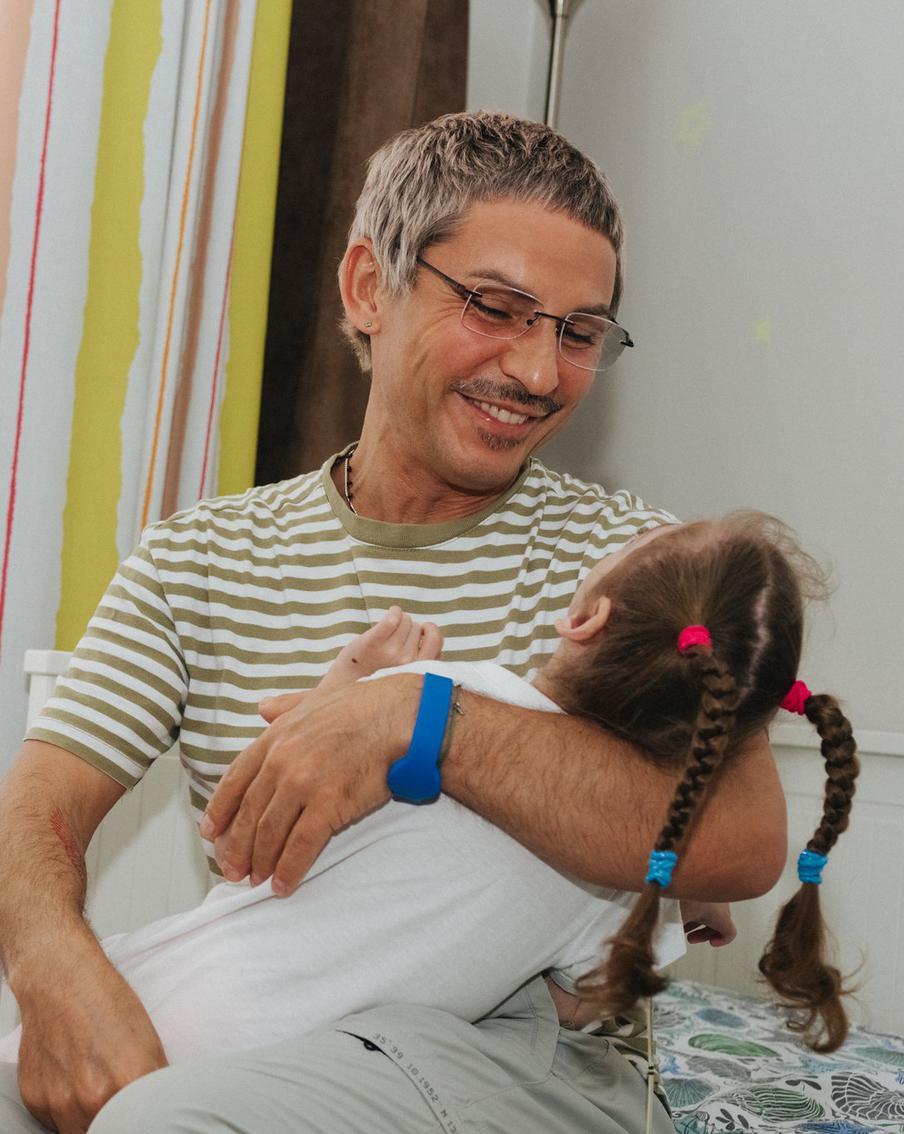 Старший нянь "Дома с маяком" работал управляющим ресторана. Среди его коллег – режиссёры, актёры, филологи