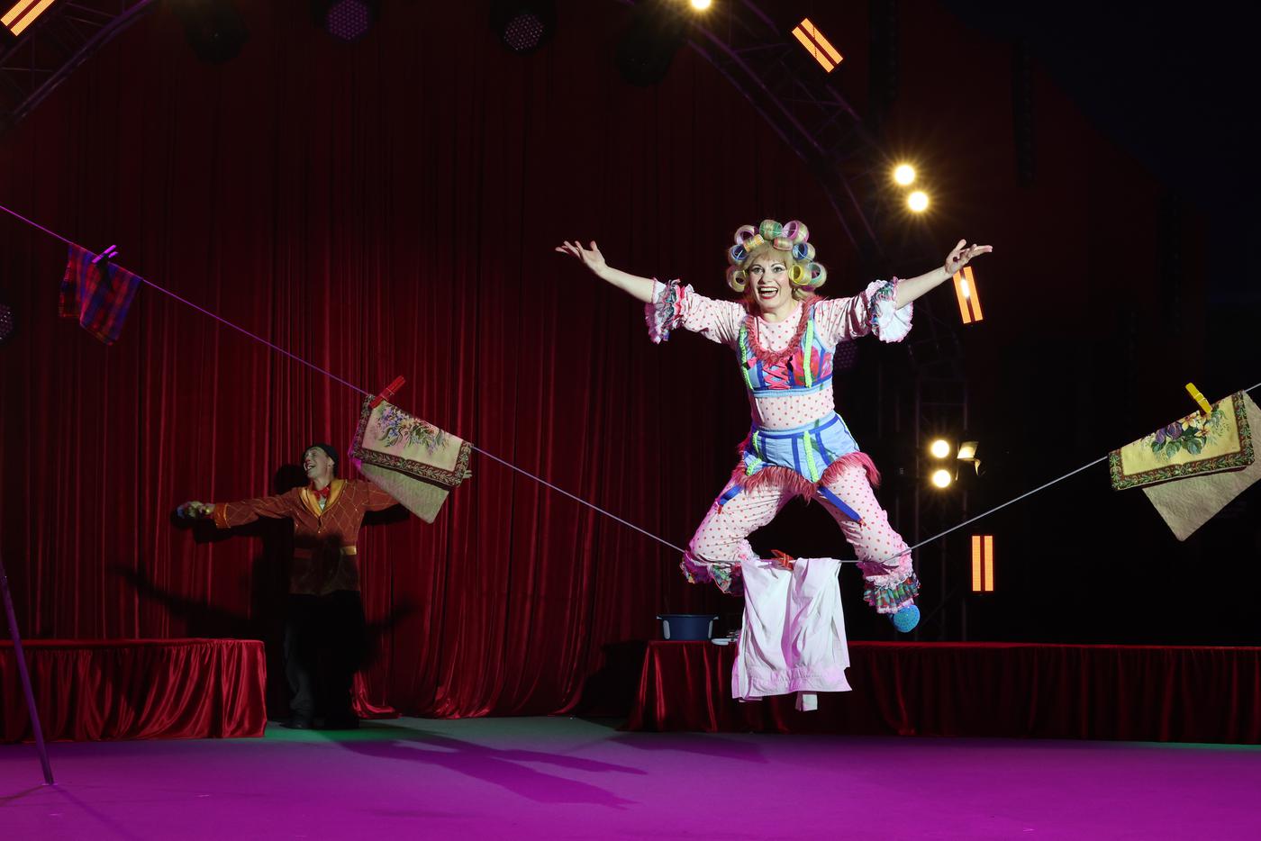 Между выступлениями публику смешил семейный клоунский дуэт – Лев и Ольга Зайцевы.