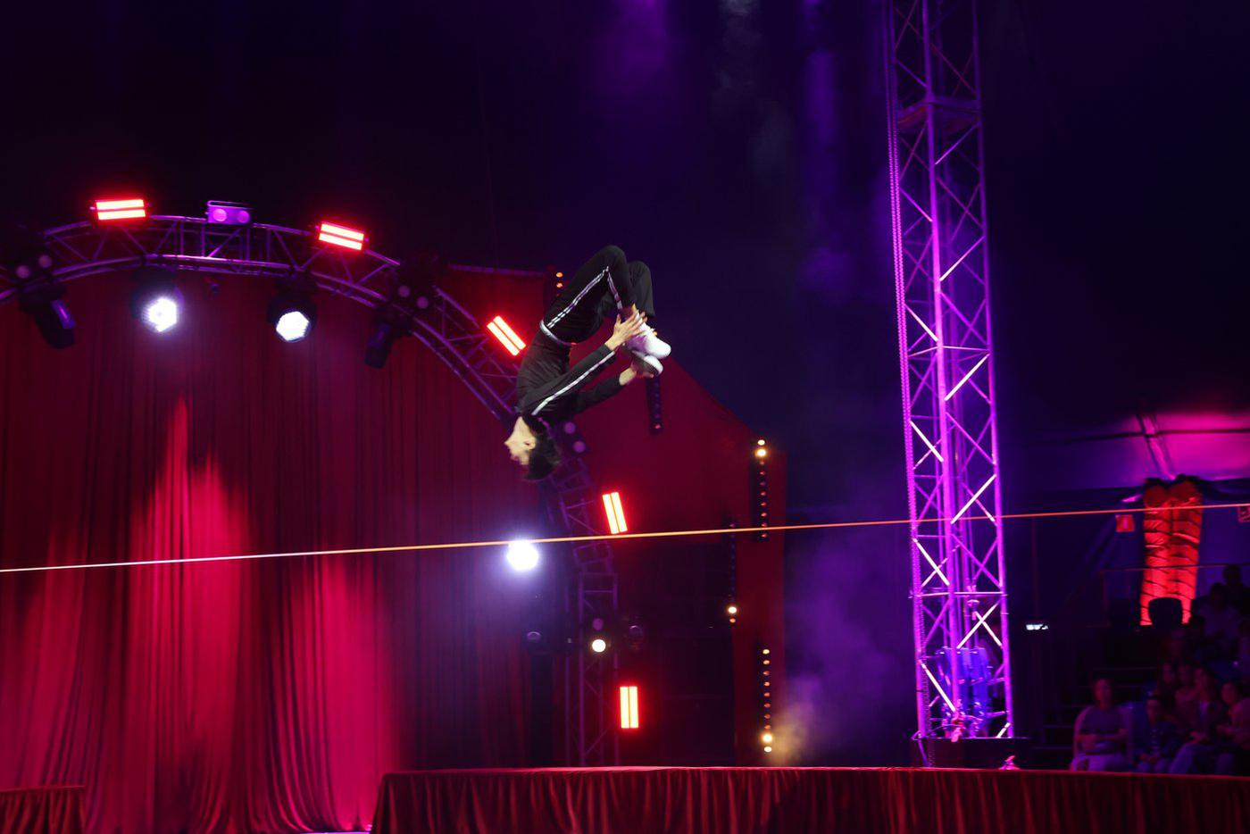 Этот вид циркового искусства называется "слэклайн" – эквилибрист Аян Джапаров не только ходил по натянутому "канату", но и исполнял на нём всевозможные трюки.