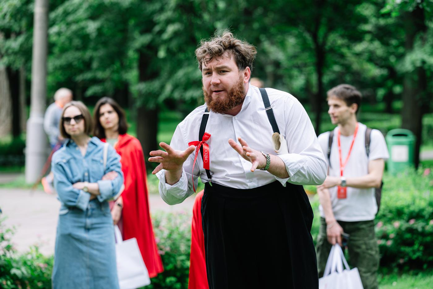 Режиссёр учит детей актёрским ловкости и вниманию.
