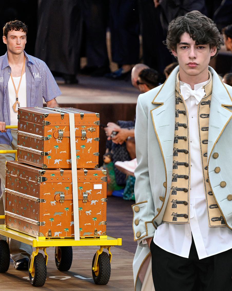 Мужчины приобщаются к Индии и стилю денди: тренды показов из Парижа и Милана