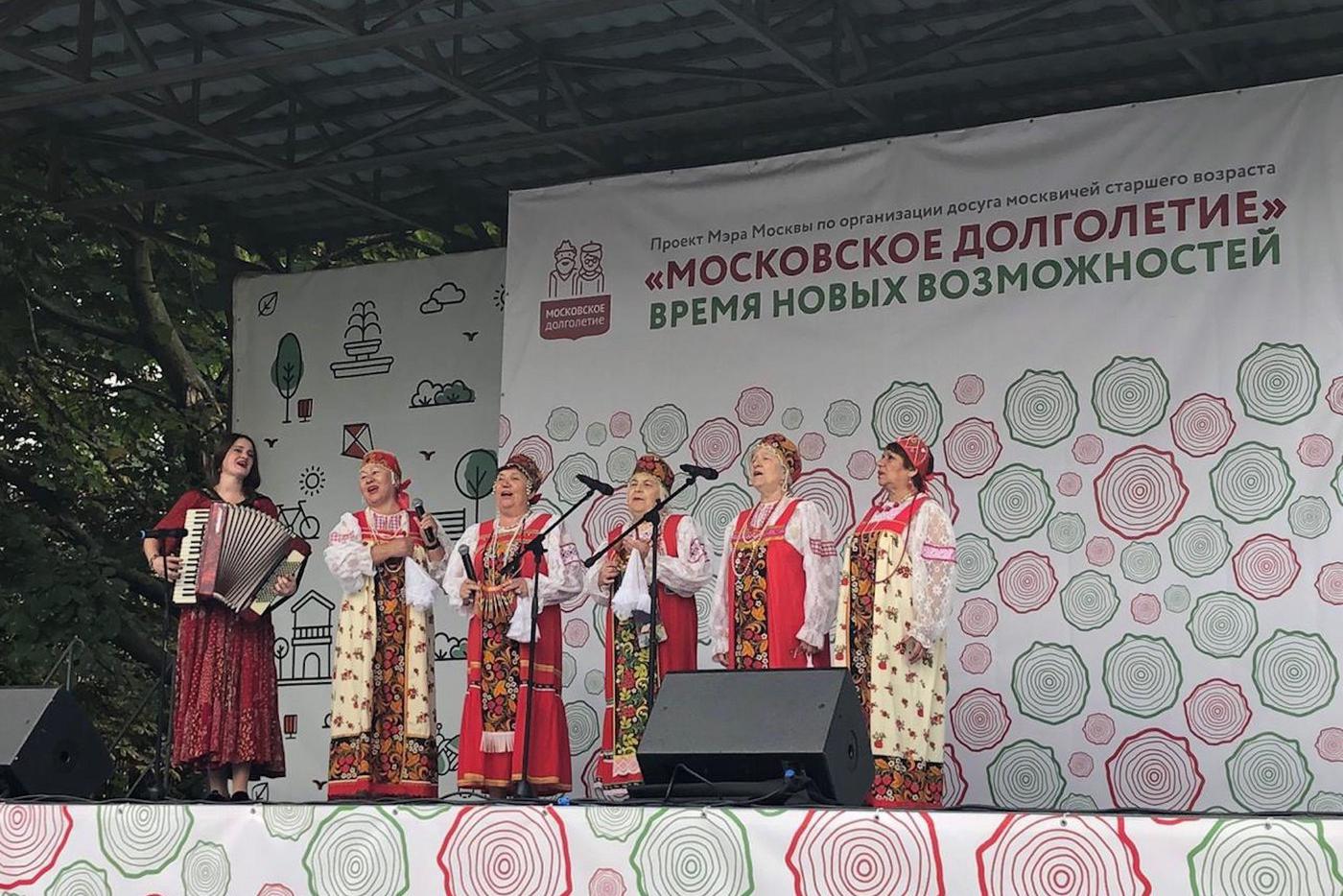 На хористках – сарафаны с хохломской вставкой, сшитые самими рукодельницами.