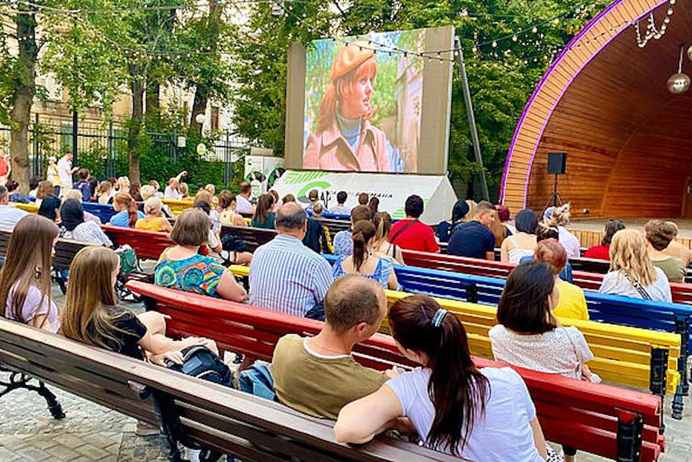 Кинопоказ под открытым небом.
