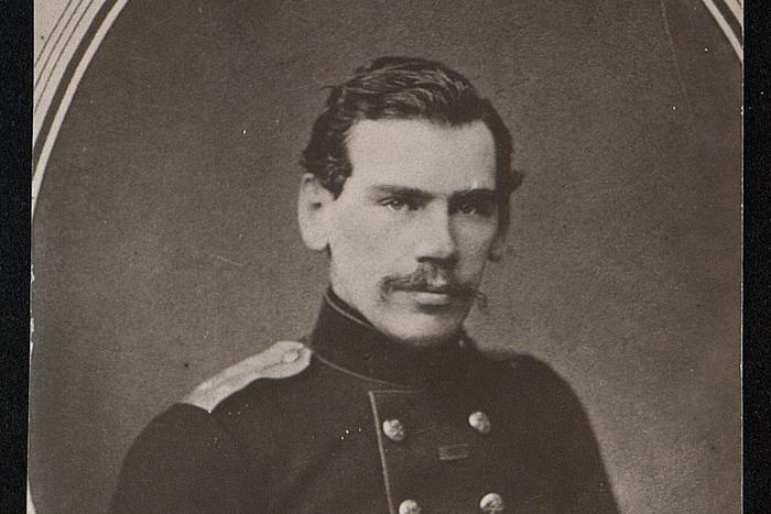 Лев Толстой был в ужасе от казни и вырубки лесов, но военная журналистика открыла ему глаза