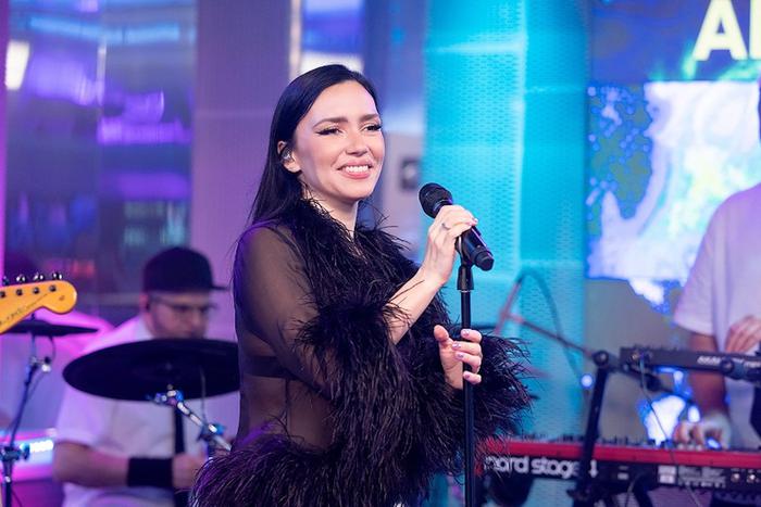 Ольга Серябкина спела про душных людей на радио и рассказала о новой эре в сольной карьере