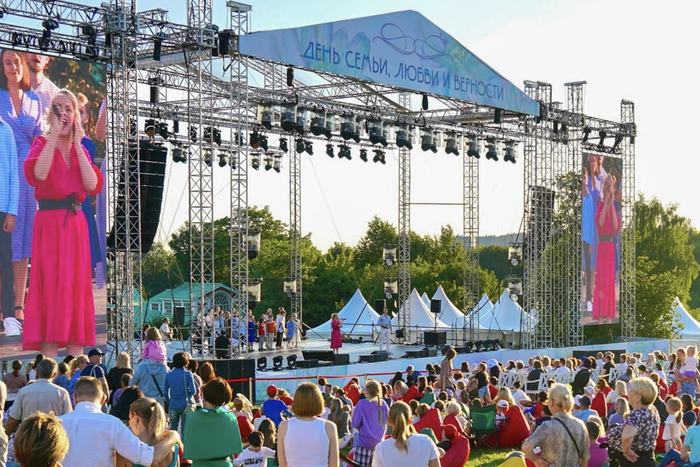 Более 350 мероприятий проведут культурные площадки Москвы ко Дню семьи, любви и верности — Сергунина