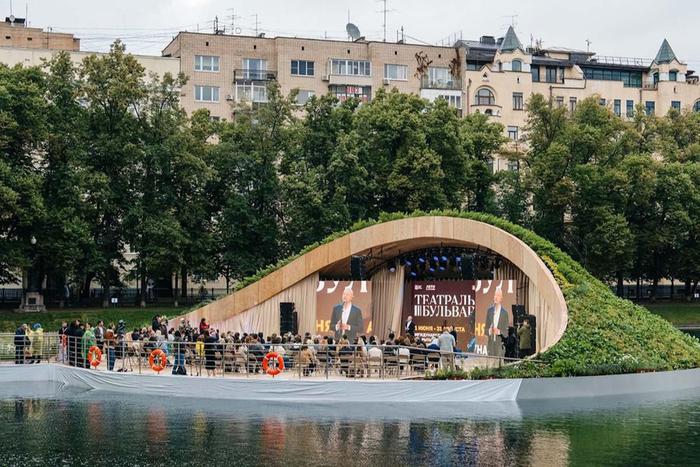 На Патриарших прудах открылась новая сцена фестиваля "Театральный бульвар"