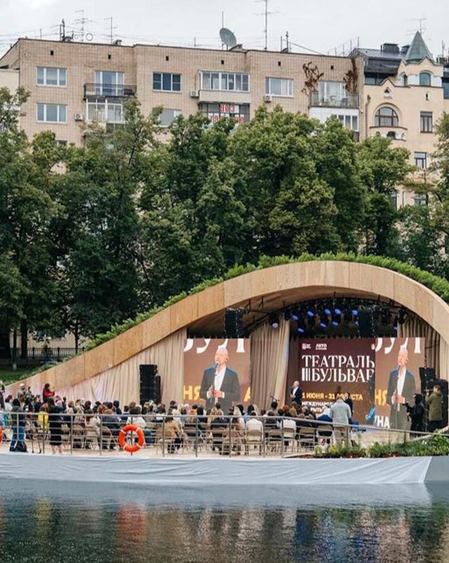 На Патриарших прудах открылась новая сцена фестиваля "Театральный бульвар"