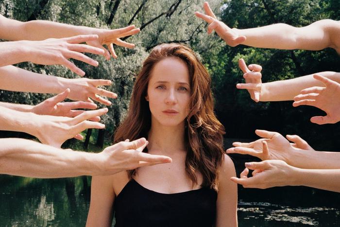 Графиня и лакей поспорили о жизни и любви в пьесе "Жюли" на сцене Театра наций