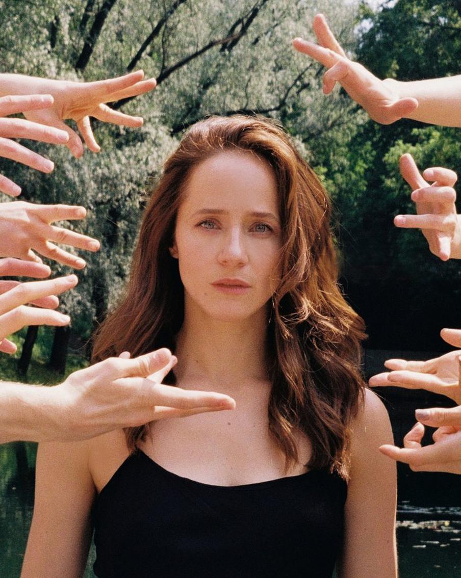 Графиня и лакей поспорили о жизни и любви в пьесе "Жюли" на сцене Театра наций