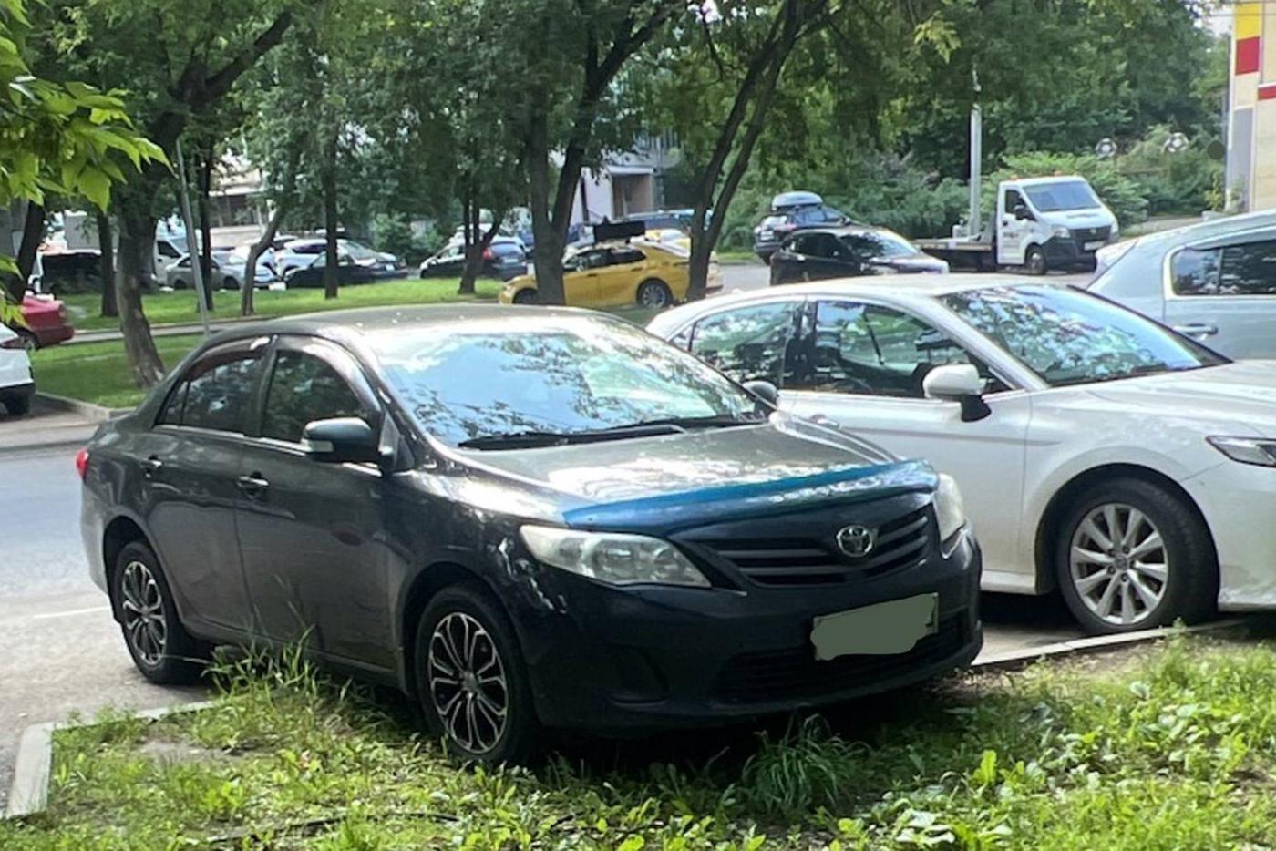 Более 47 тысяч случаев размещения авто на газонах выявила МАДИ за шесть месяцев 2025 года