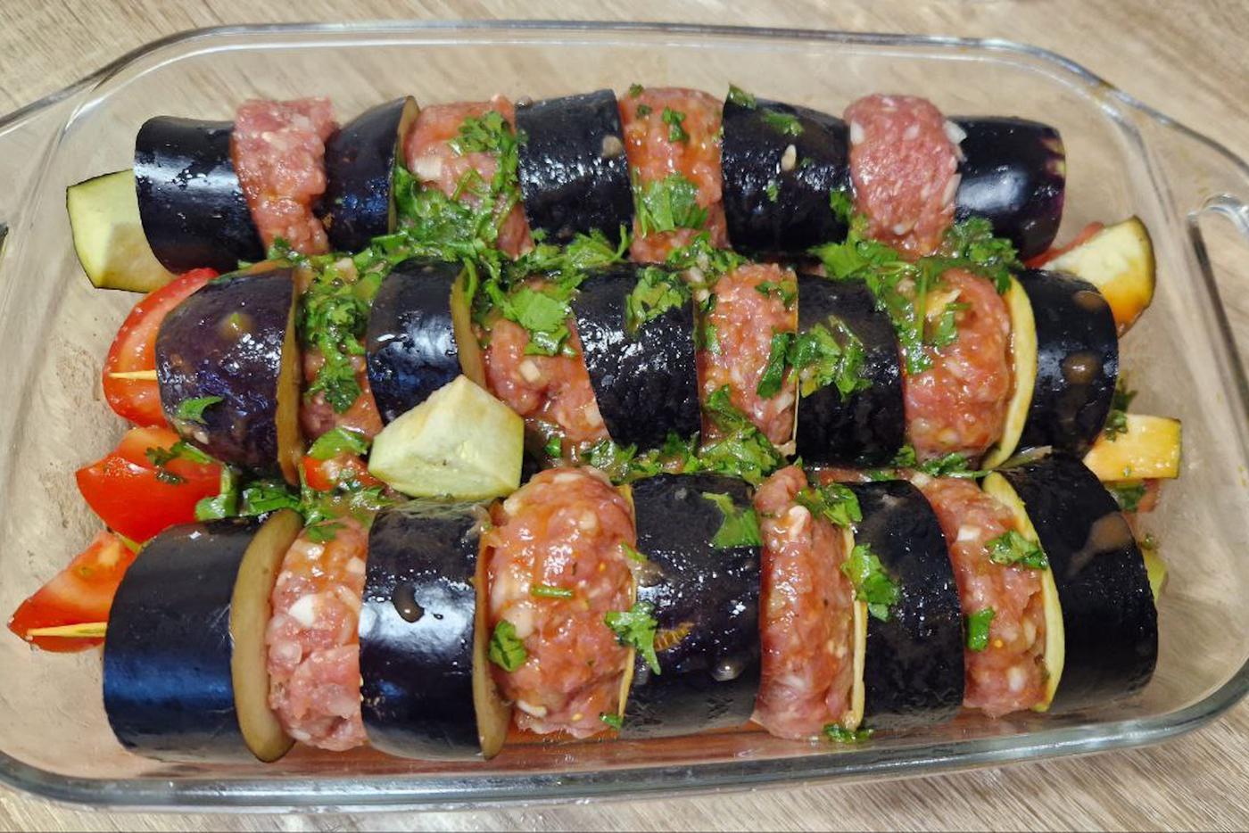 Шпажки с баклажанами и фаршем.