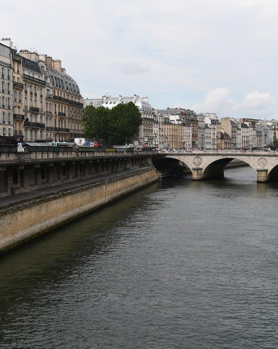 В Париже впервые за сто лет открыли для всеобщего купания главную водную артерию французской столицы реку Сену