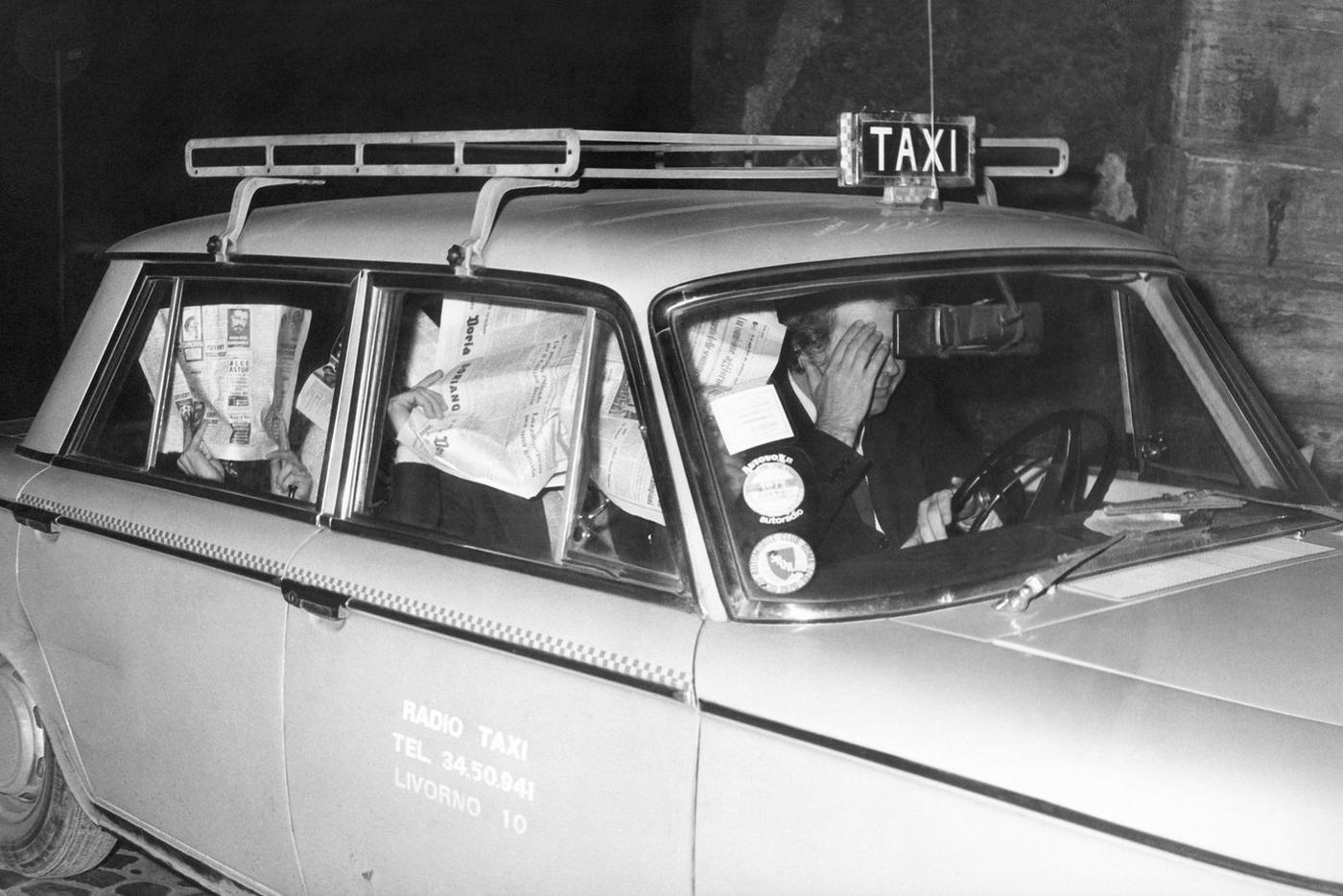 Рино Бариллари. Актёры в машине закрываются от вспышек папарацци. Рим, 1970-е годы.
