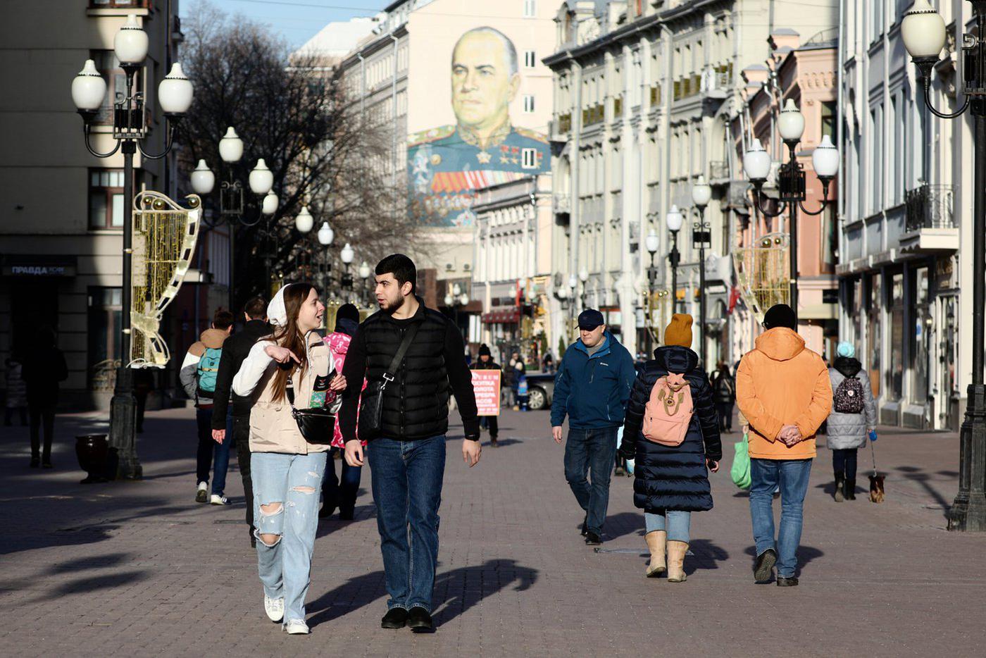 Пешеходная улица Арбат в историческом центре Москвы.