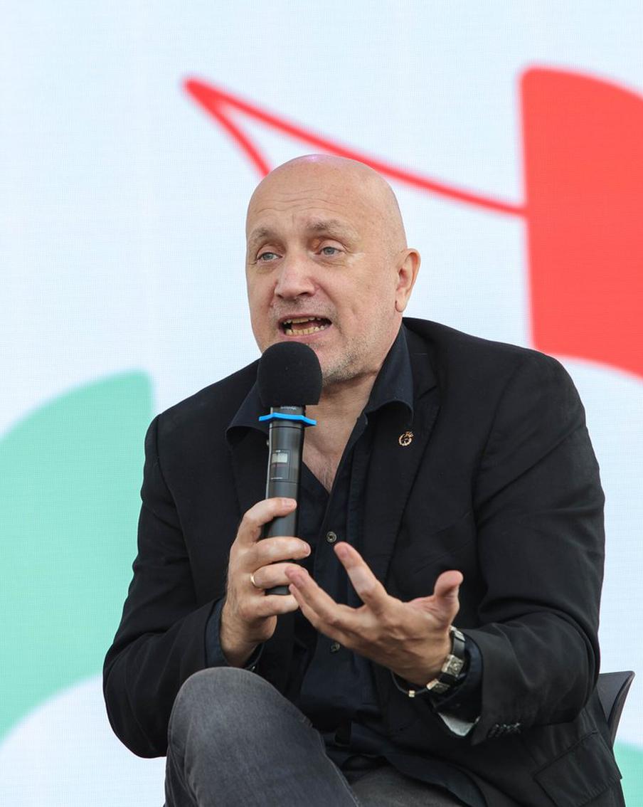 Прилепин заявил, что выжил при взрыве благодаря ошибкам преступника