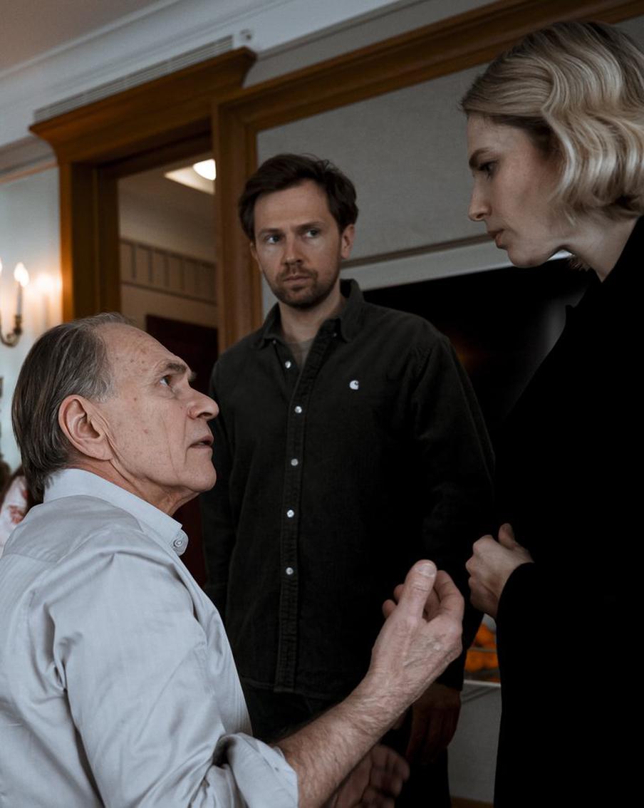 Градовы не намерены хоронить "Галактику" и берут курс на страны СНГ и Азию: Metro побывало на съёмках второго сезона сериала "Золотое дно"