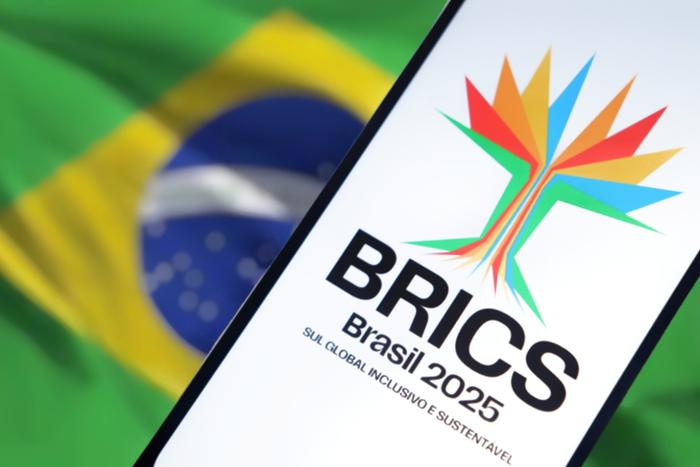 Bloomberg сравнил фото участников саммитов БРИКС и G20