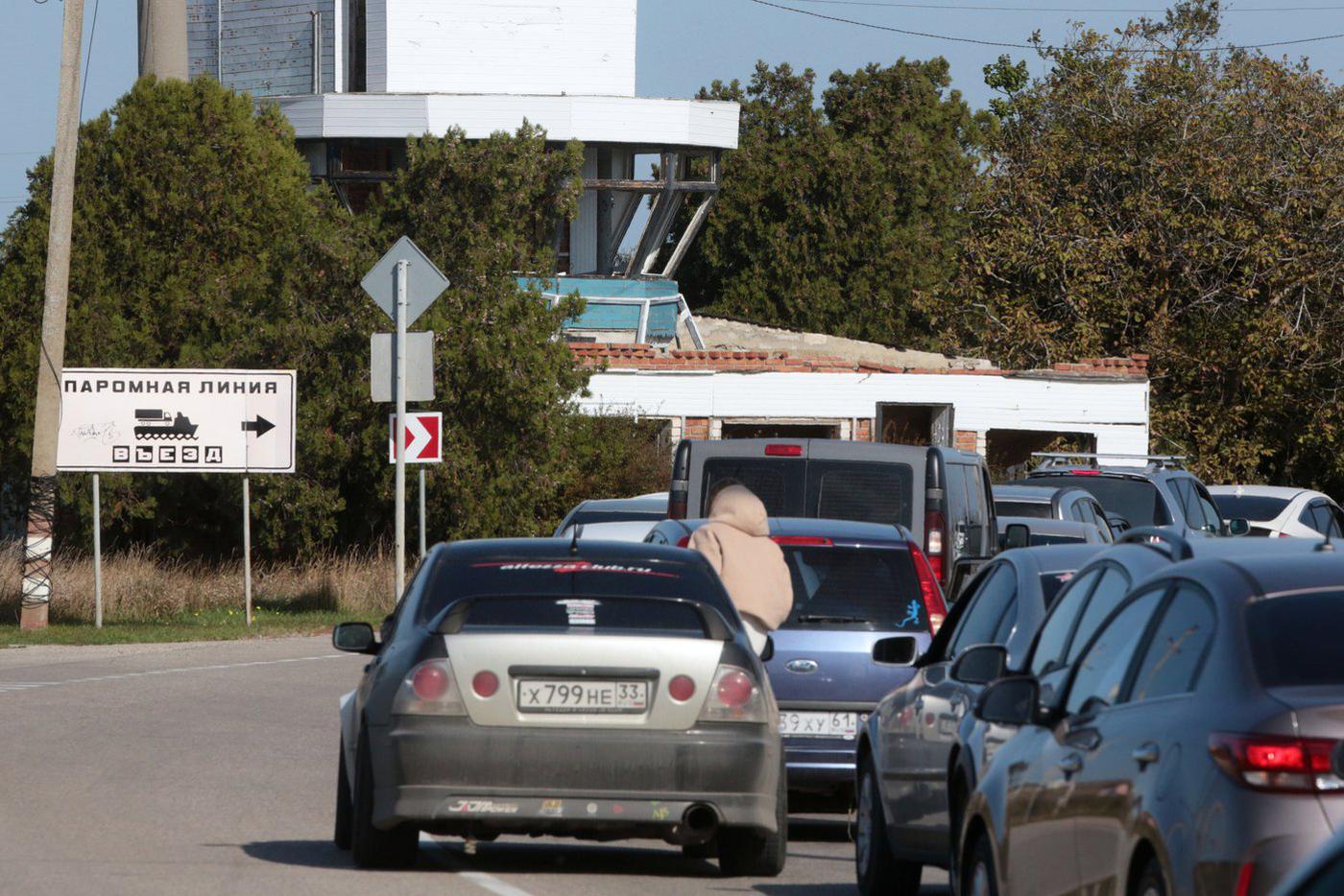 По обеим сторонам Крымского моста скопилось почти 1,5 тысячи автомобилей