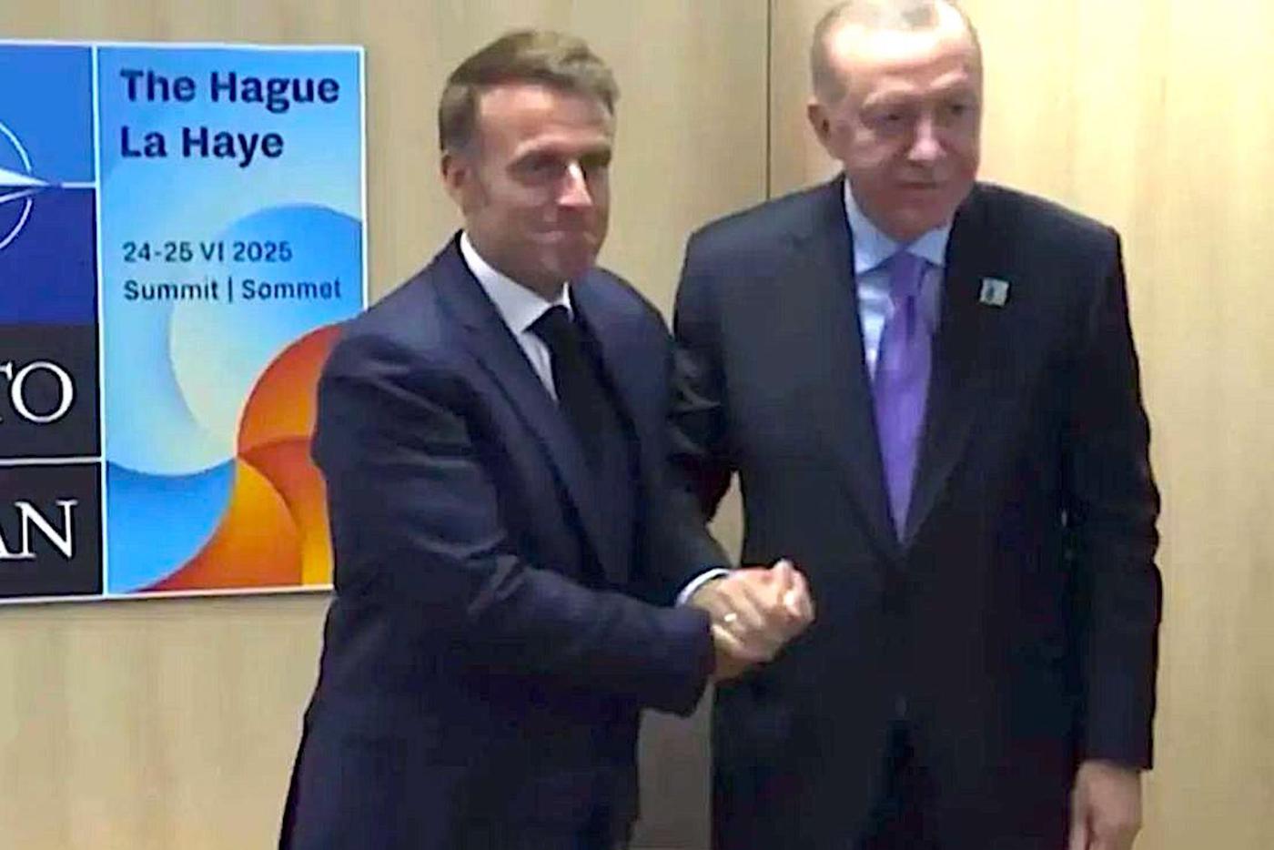Макрон был явно напряжён.