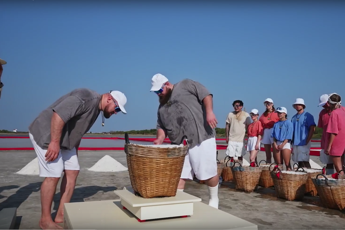 Павел Воля и Ляйсан Утяшева мучают сюрпризами звёздных участников шоу в Бангкоке