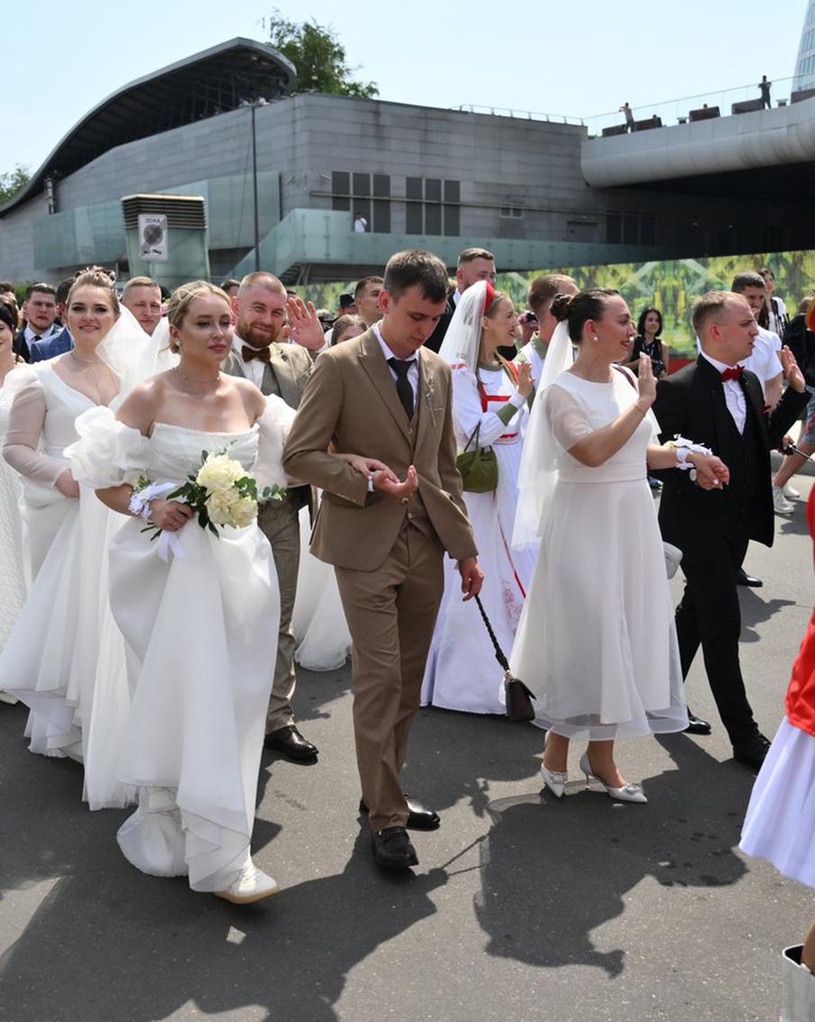 Шагнули в семейную жизнь в папахах и кокошниках: в День семьи, любви и верности в Москве поженились две сотни пар