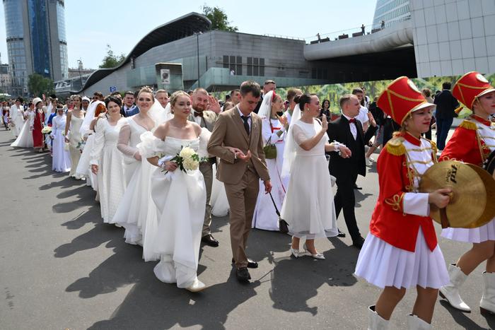 Шагнули в семейную жизнь в папахах и кокошниках: в День семьи, любви и верности в Москве поженились две сотни пар