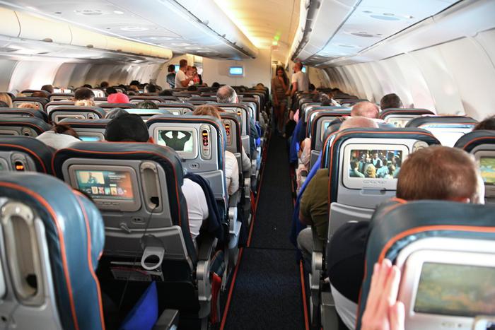 Инвалидам и семьям разрешат садиться в самолёте рядом без доплаты