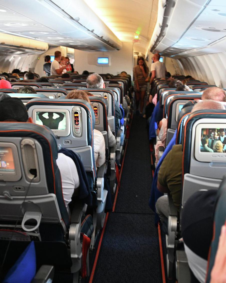 Инвалидам и семьям разрешат садиться в самолёте рядом без доплаты