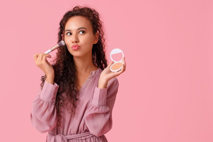 Лайфхаки для макияжа с эффектом загара: бронзер, веснушки и сияние