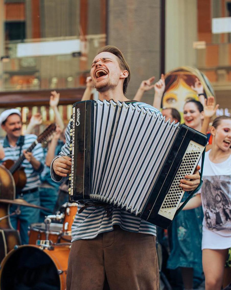 Подпевала из караоке находит способ обогатиться на песнях Лепса в прошлом: Роман Евдокимов обнаружил портал в 90-е