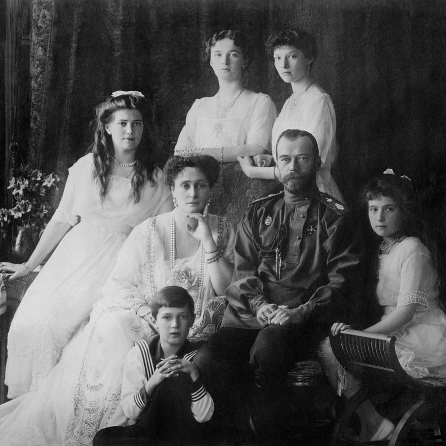 Николай II и Александра Фёдоровна с детьми.