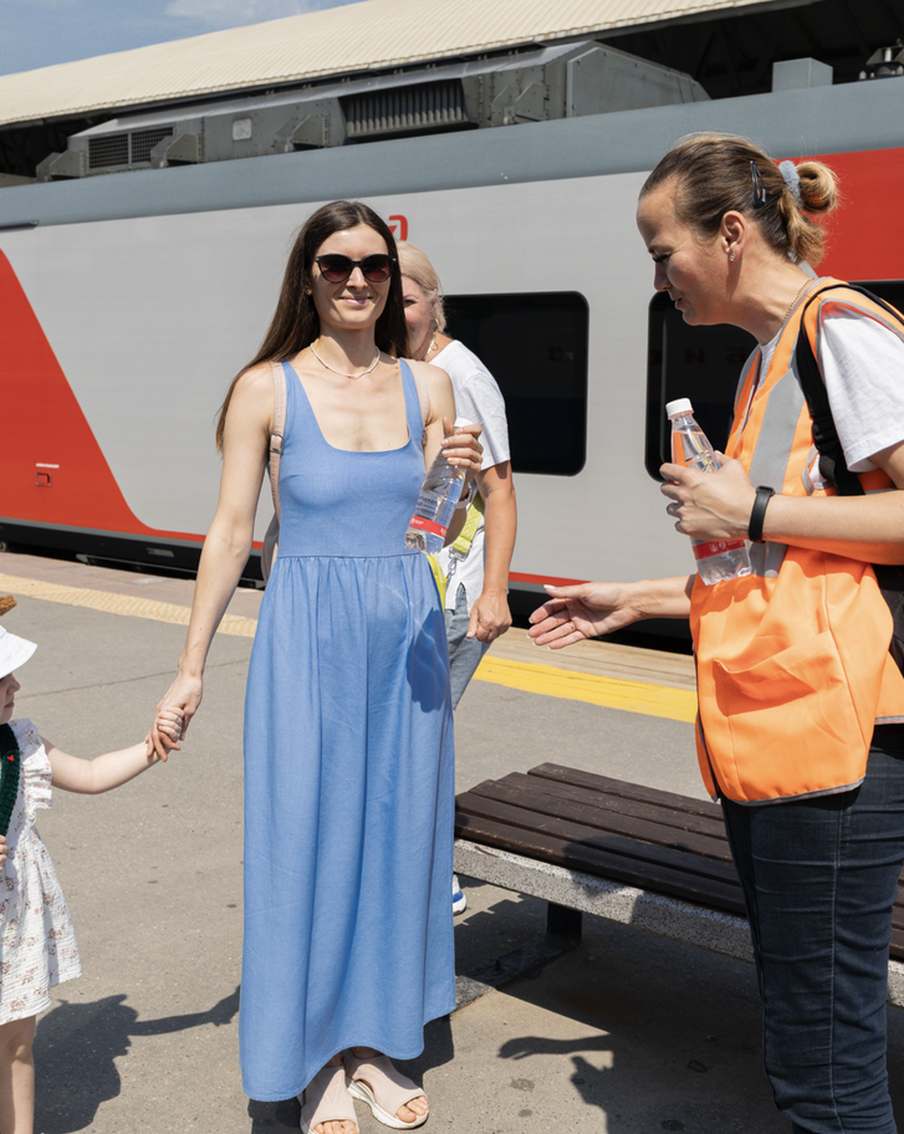 На Ленинградском вокзале пассажирам дальнего следования бесплатно раздают воду из-за жары