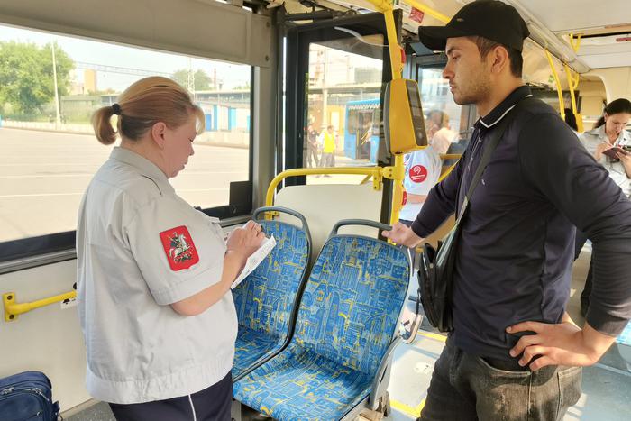 70 безбилетников выявили про проверке оплаты проезда у станции метро "Тушинская"