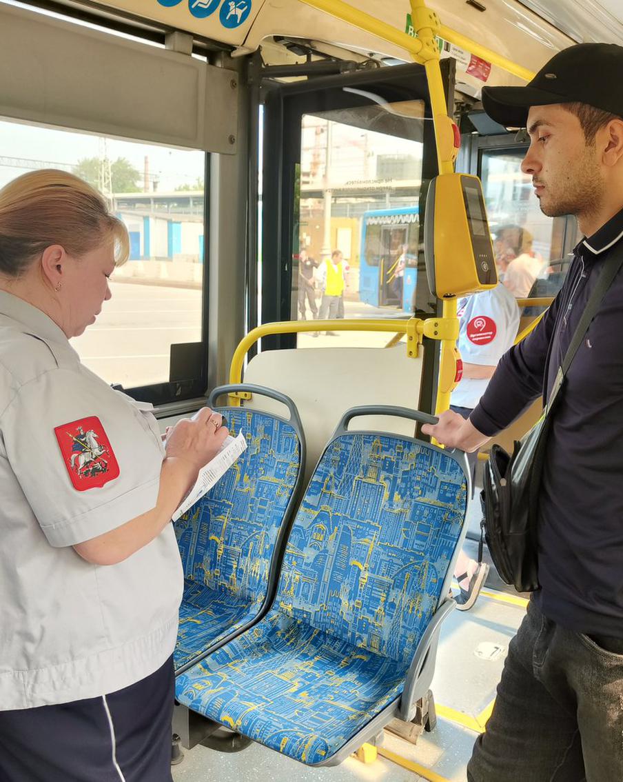 70 безбилетников выявили про проверке оплаты проезда у станции метро "Тушинская"