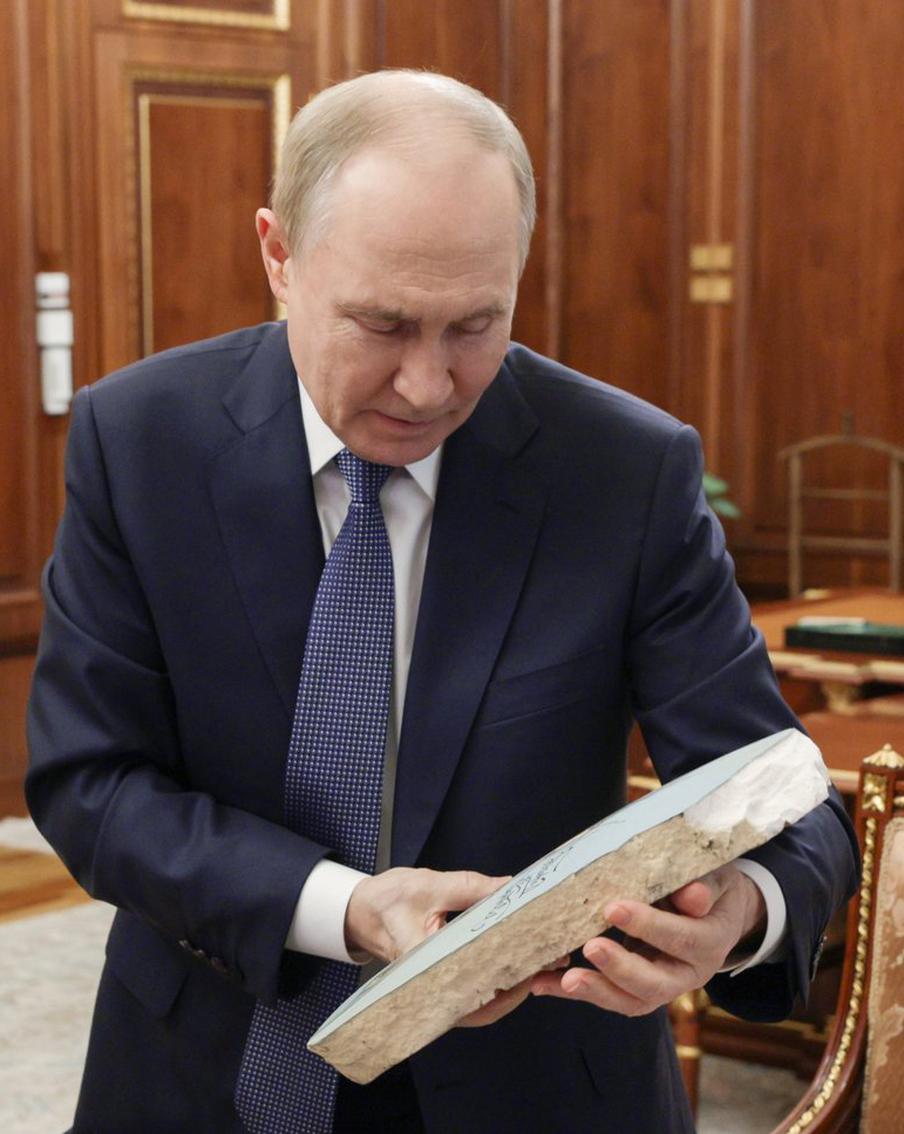 Гладков вручил Путину осколок от боеприпаса ПВО с рисунком: нашли белгородскую художницу – делает подобное