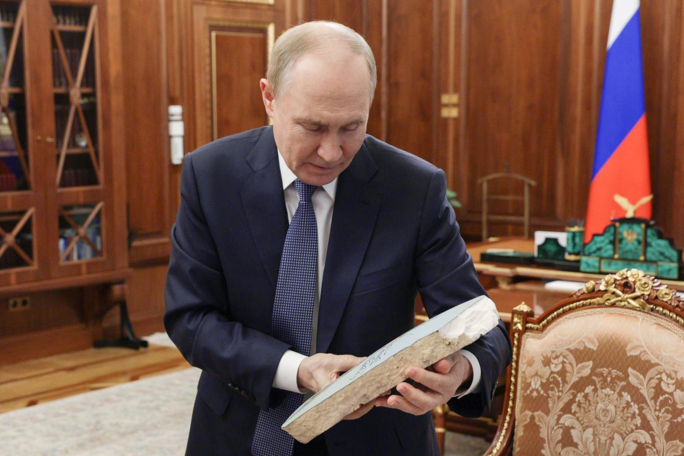 Путину подарили осколок от боеприпаса ПВО с рисунком: другие подобные работы