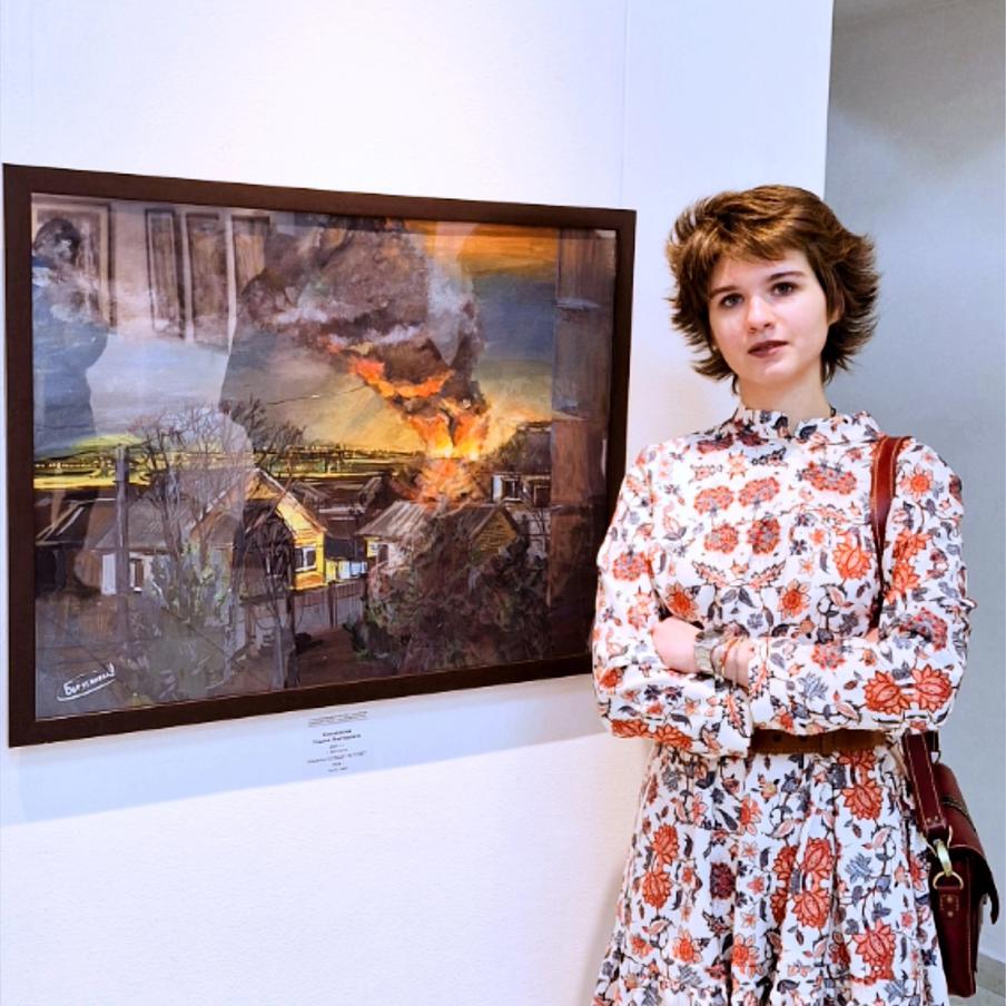 Ульяна на фоне одной из своих работ
