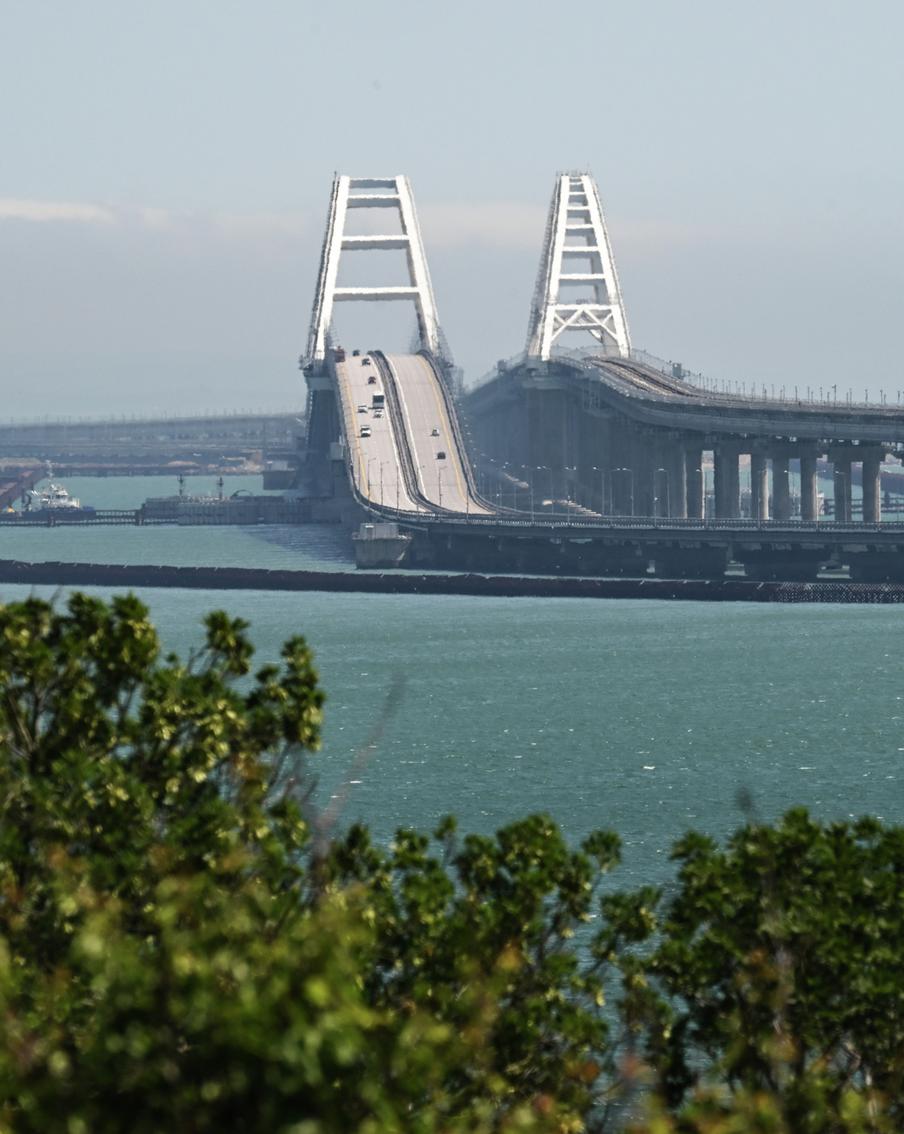 На Крымском мосту в ожидании проезда через пункты досмотра образовалась пробка из более тысячи машин