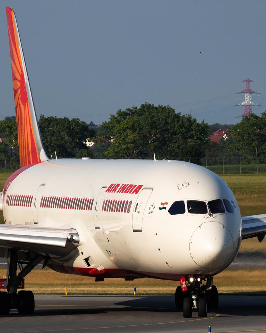 Власти Индии назвали предварительные причины крушения Boeing 787, унёсшего жизни 260 человек