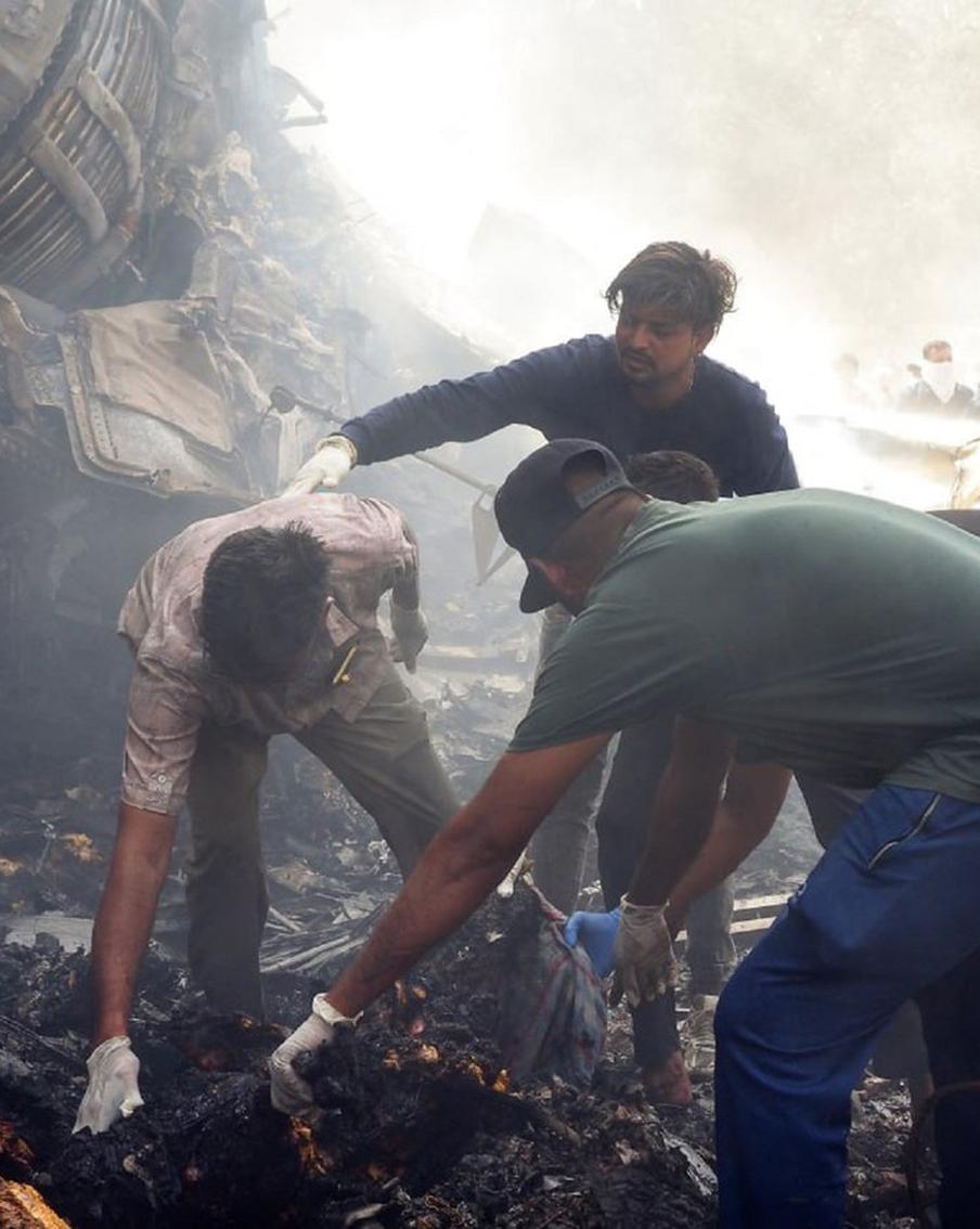 "Я этого не делал!": последние слова пилотов Boeing 787 перед крушением в Индии