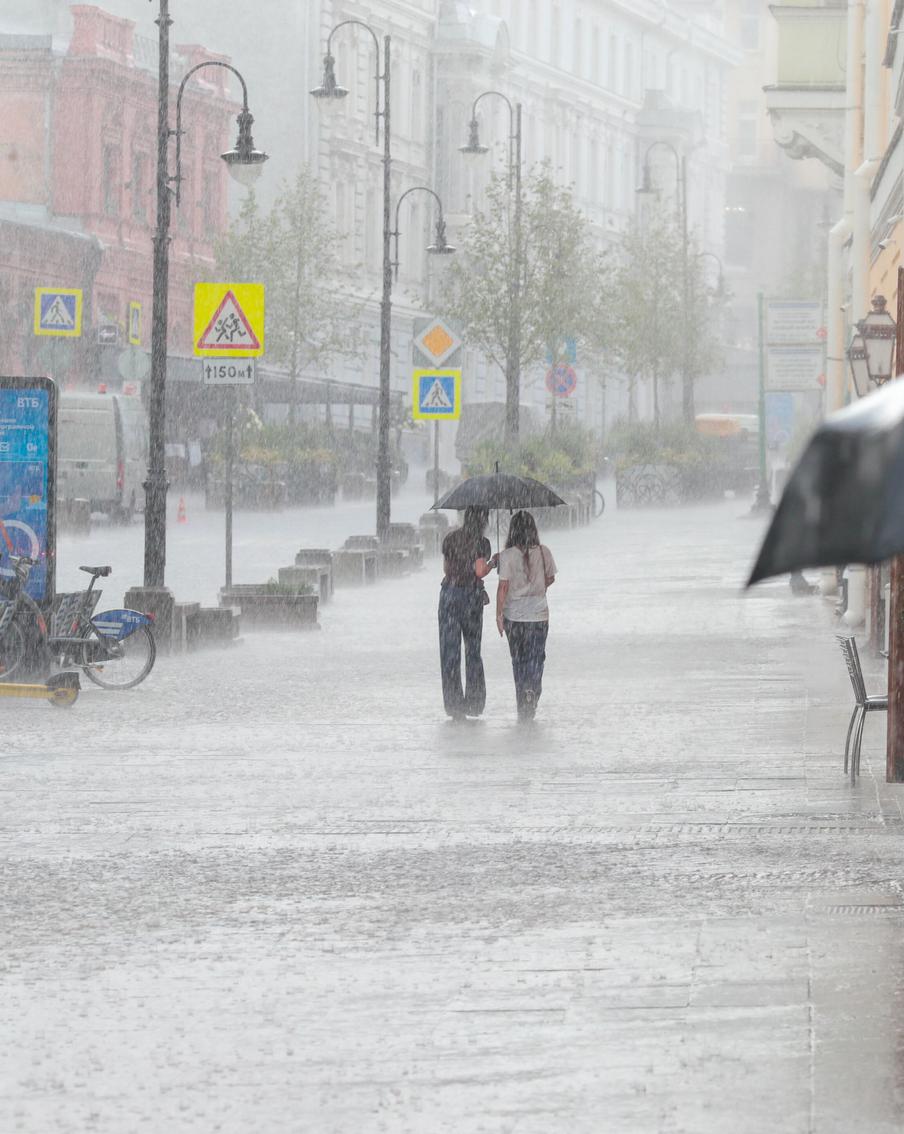 Грозовые ливни и жара до плюс 34 градусов ожидают Москву днём в воскресенье