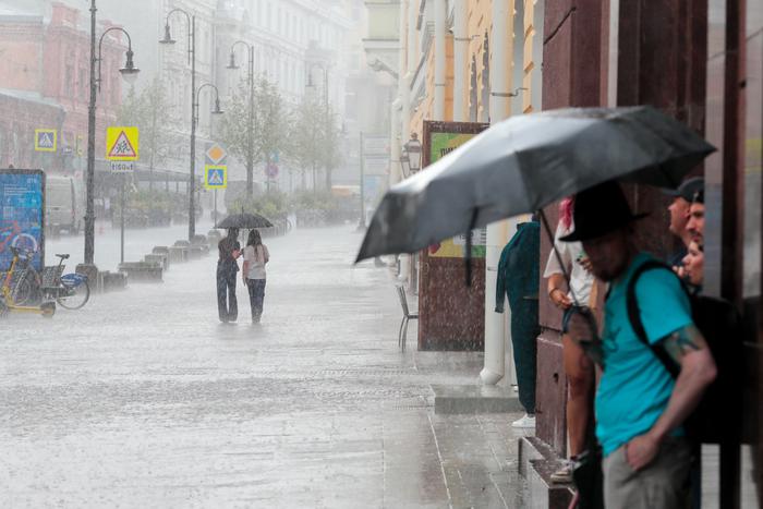Грозовые ливни и жара до плюс 34 градусов ожидают Москву днём в воскресенье