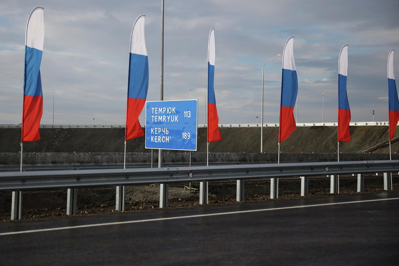 Около 1,5 тысяч автомобилей оказались в пробке на КПП перед Крымским мостом