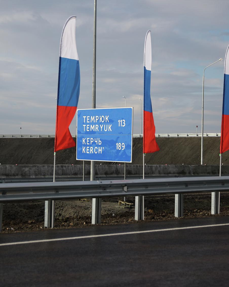 На Крымском мосту своей очереди для проезда по нему ожидают около 1,5 тысяч автомобилей